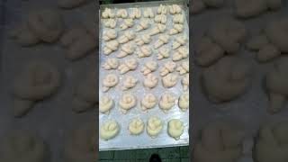 How its made/Baked/Raw and uncut/Easy to bake.