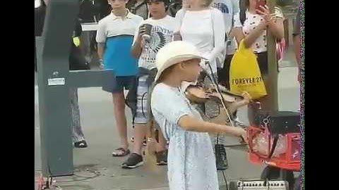 Violin girl/street performer in Santa Monica