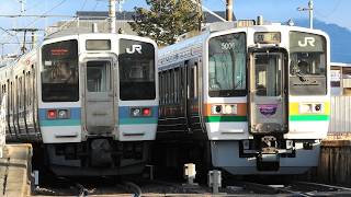 朝のJR飯田線北殿駅  213系と211系&313系との車両交換