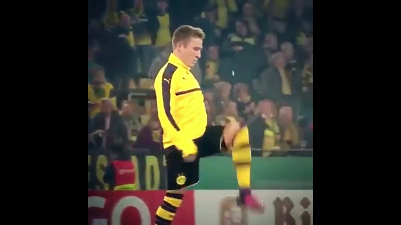 Chewing gum trick | by Borussia Dortmund's Felix Passlack |