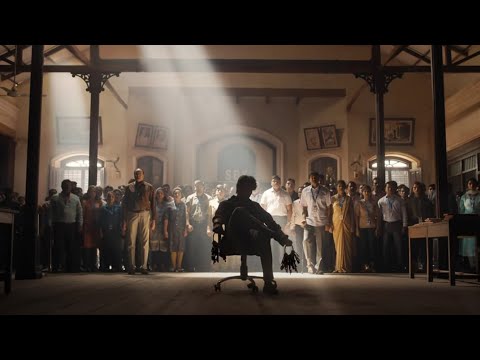 ابوه عليه ديون للبنك وهيتحبس فبيقتل نفسه بس ابنه بيقرر يبقا غنى ولما بيكبر بيشترى البنك وينتقم منهم