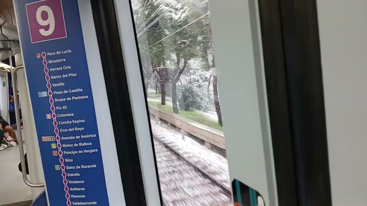 Tramo en superficie con nieve en 7000(Lago-Batan)[Metro Madrid]