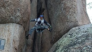 Вниз головой в скальной щели. А вам слабо?