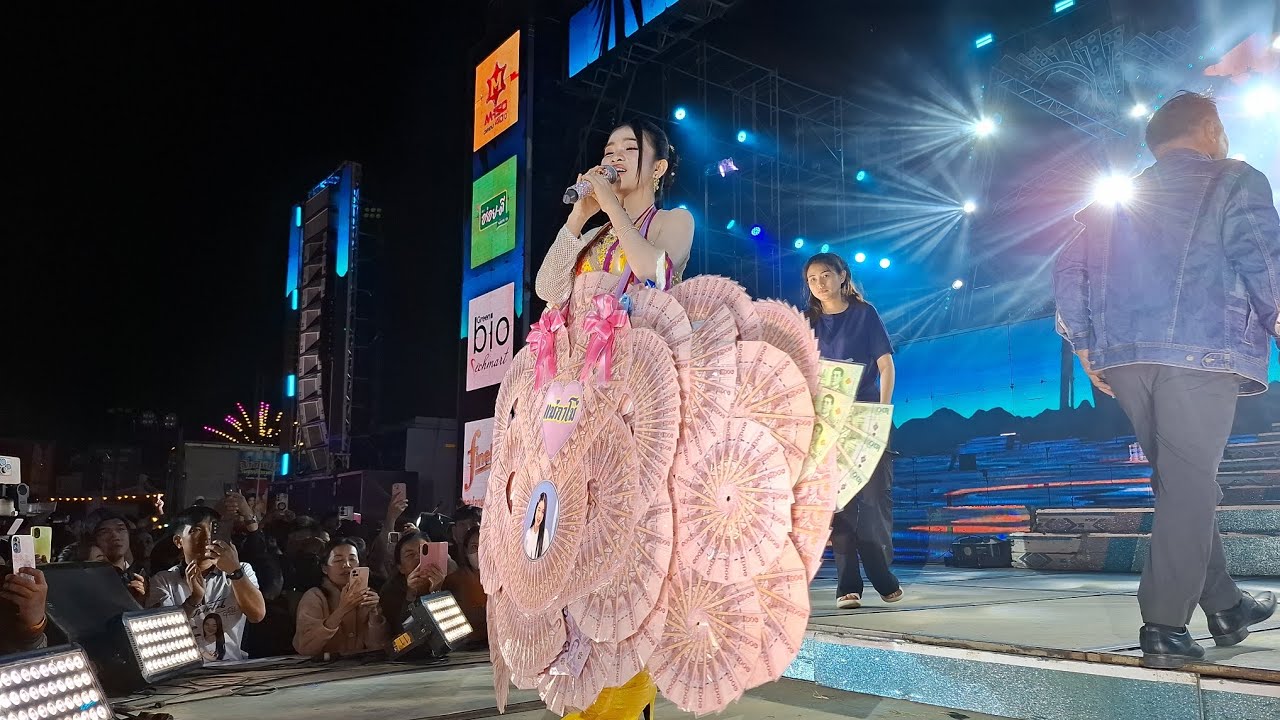 อิหล่าอุ๋งอิ๋งมาแล้ว ณอำเภอเลิงนกทาคนมาป็นแสน