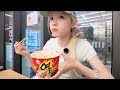 深夜韓国のコンビニで一人爆食する女