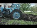 Трактор пашет огород