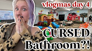 They locked the bathroom door! 🔒😱 | vlogmas day 5