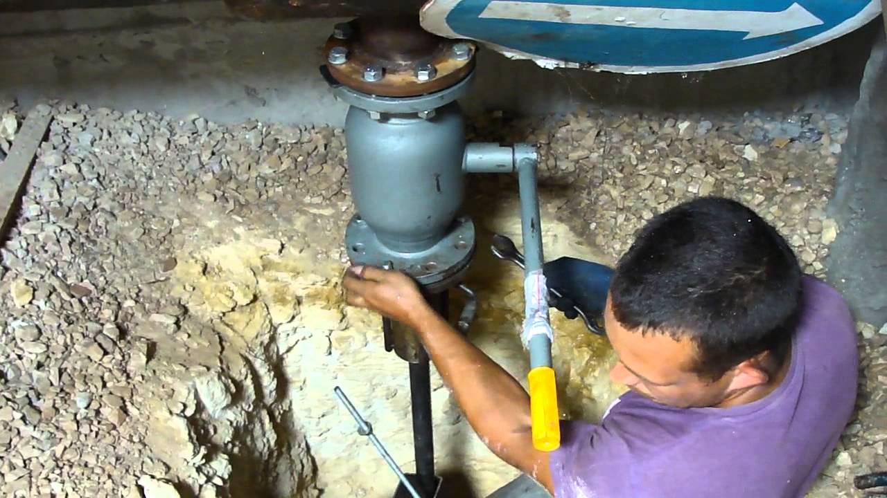 Врезка в водопровод под давлением - YouTube
