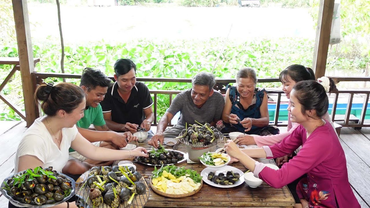 Cả Nhà Ra Ao Bắt Ốc Đãi Anh Chị Hai với món Ốc Nhồi Thịt Nướng Ốc Bươu Hấp Sả | HQ 