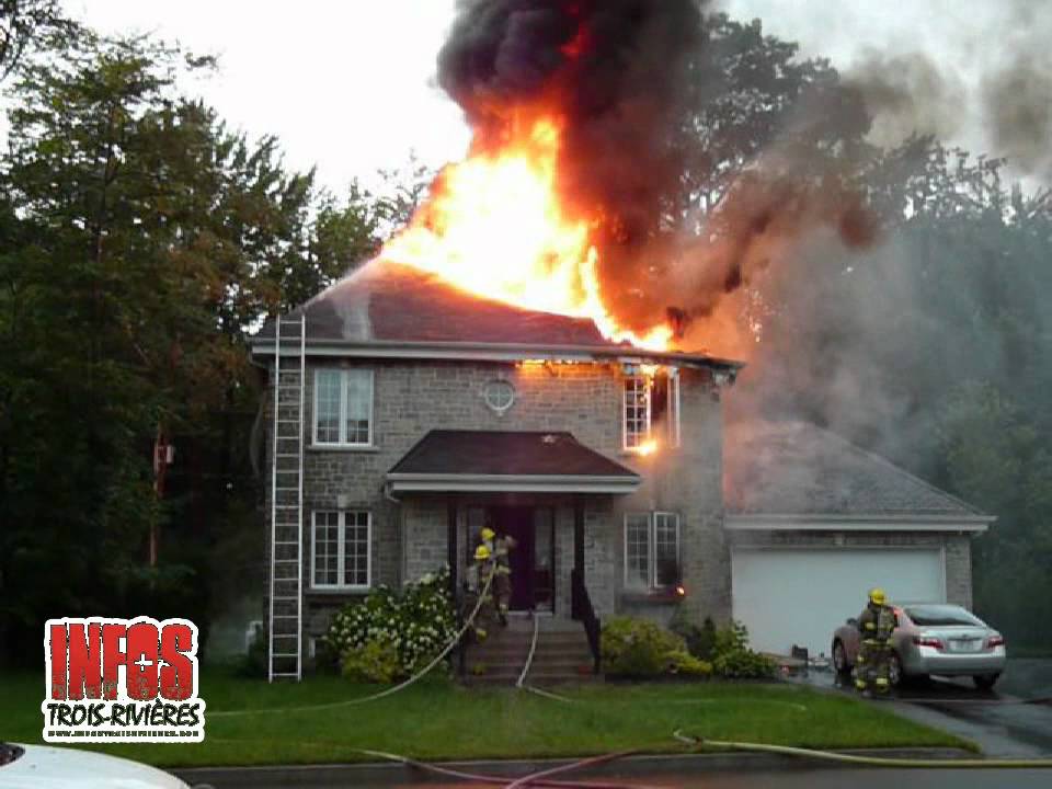 Un Eclair Enflamme Une Residence A Trois Rivieres Youtube