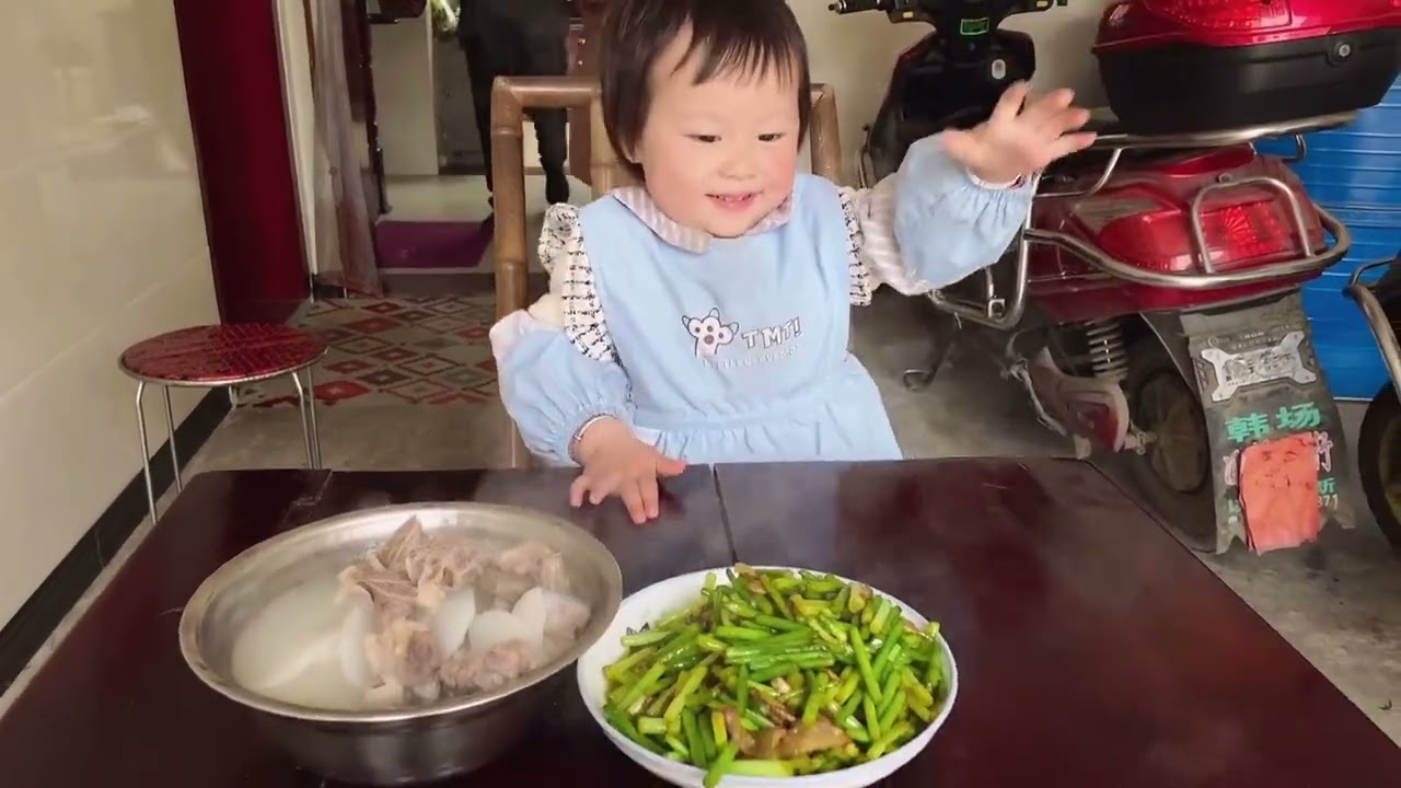 自家种的蒜苔能吃了，妈妈摘了来炒肉，嘉曦吃了也说香，真是美味#自己动手丰衣足食  #萌宝小吃货 #生活vlog