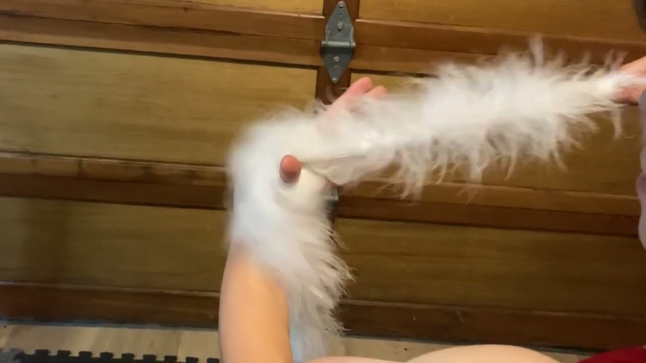 Satisfying feather boa