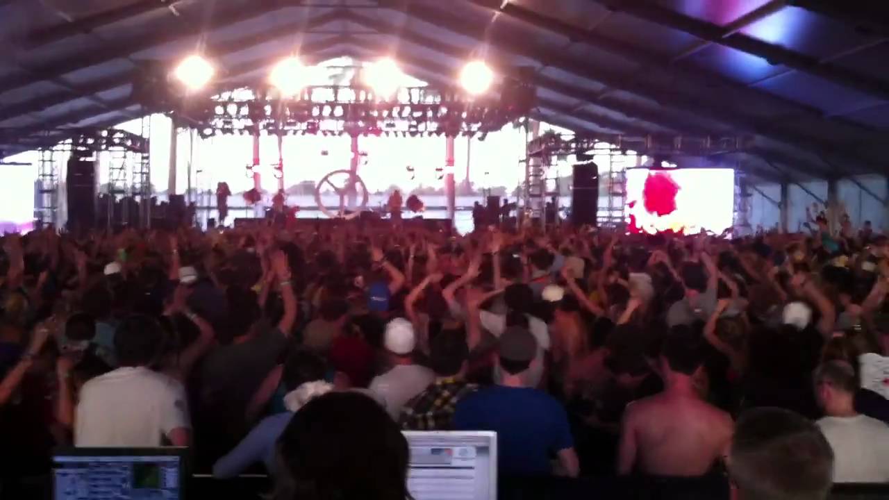 Yelle rocking Coachella 2011
