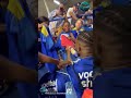 Fanátikonan a duna nos ekipo‘Blue Wave’ hopi kalor durante entrenamentu