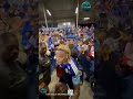 Fanátikonan a duna nos ekipo‘Blue Wave’ hopi kalor durante entrenamentu