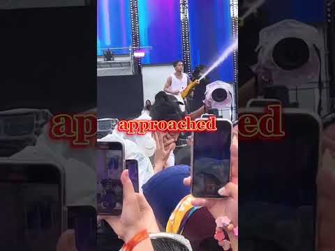 BIBI kissed a fan at Waterbomb Festival