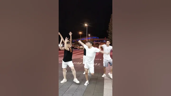 男朋友 ,男人的快樂從廣場開始吧，你們喜歡我飛哥還是草木哥呢🤭 - 天天要聞