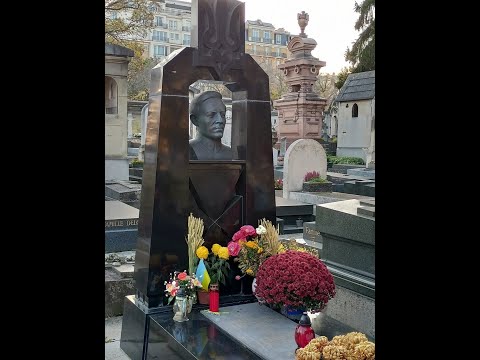 2.  Біля могили Симона Петлюри.