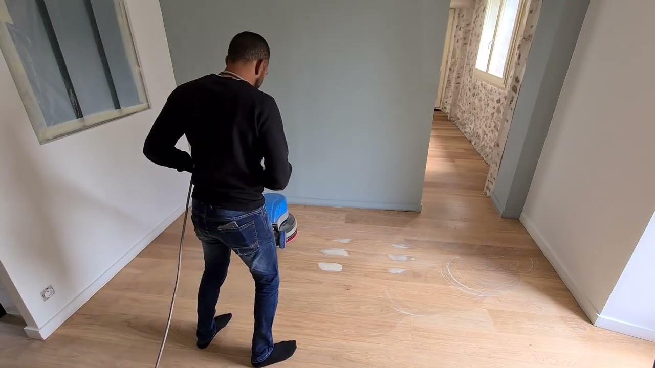 Application d'huile sur parquet avec monobrosse : finition pro en 1 couche | Rubio Monocoat