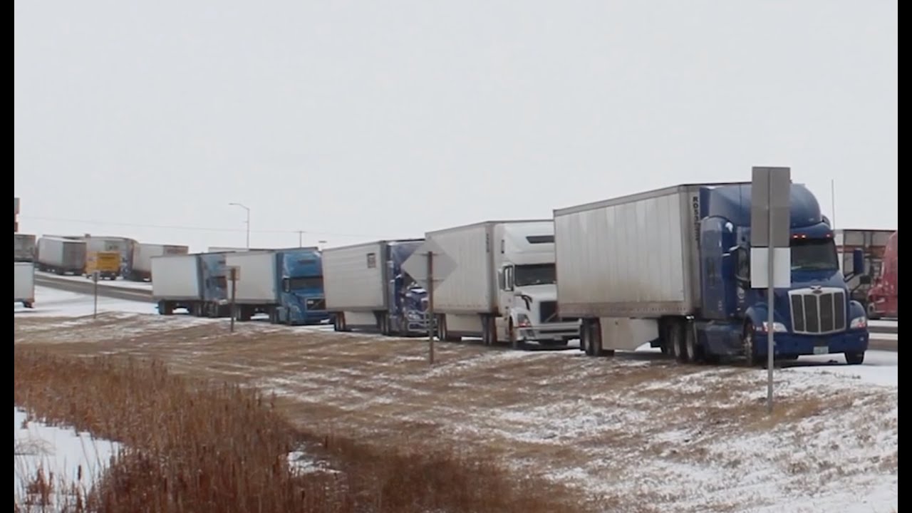 Winter weather prompts rolling closures on Wyoming highways - YouTube