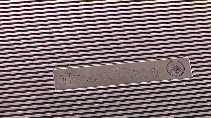 De ThyssenKrupp roltrap in een bijna leeg Vroom & Dreesman, Rotterdam Zuidplein, 30 maart 2016