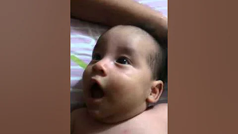 Bebe conversa con su padre