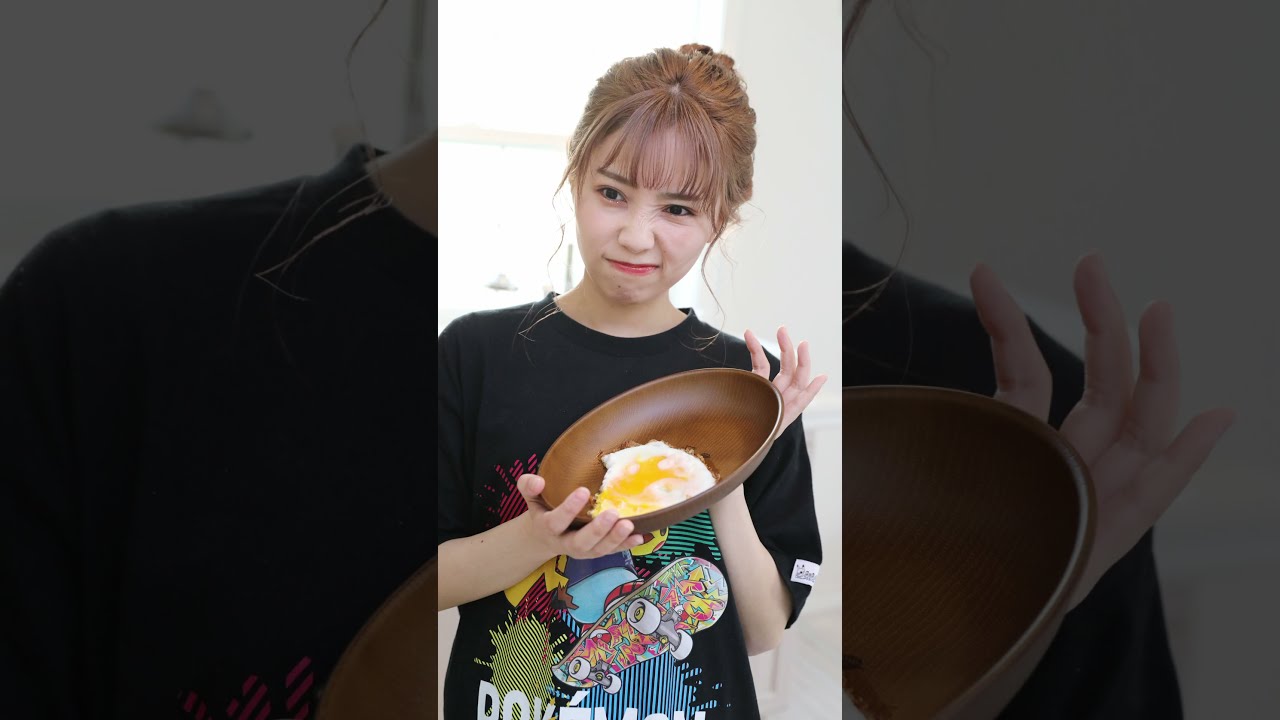 ピカチュウが可愛い ポケモンのオリジナルtシャツを着て 目玉焼きが失敗したのに無理矢理食べさせようとする動画 Singing Cosplayer Hikari英語料理動画 Youtube