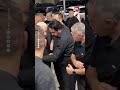 مدحت عبدالهادي يقبّل رأس مرتضى منصور خلال تقديمه واجب العزاء في وفاة والدته