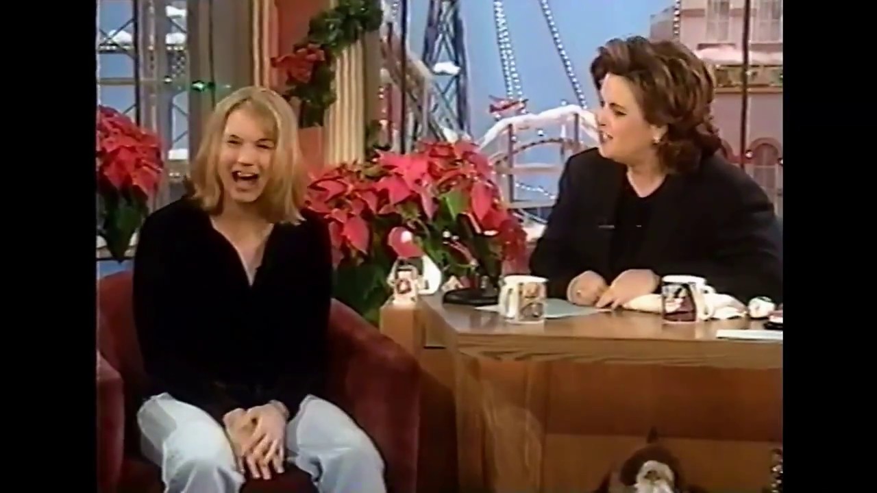 RENEE ZELLWEGER @ 27  HAS FUN WITH ROSIE