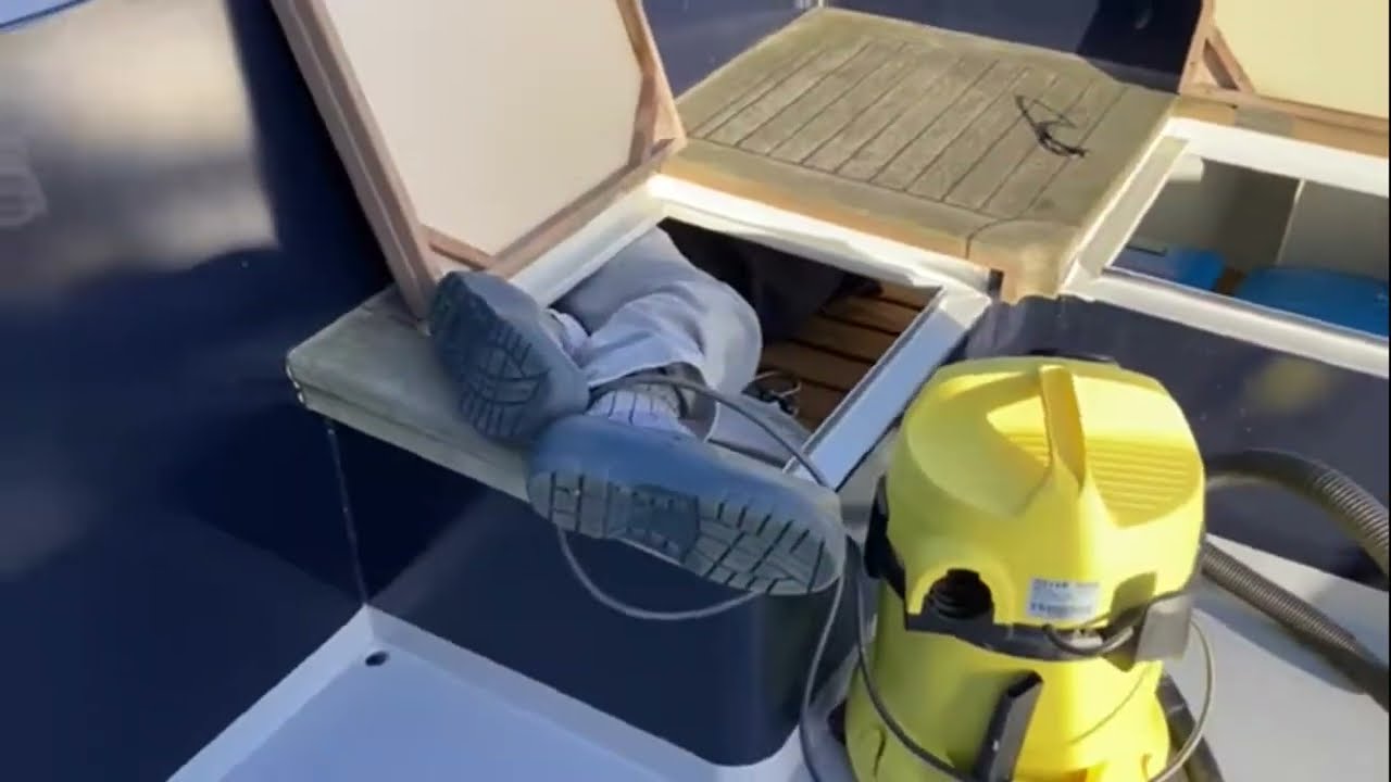 Wil je weten waarom Wim zich onder de bank heeft gewurmd? In vlog 