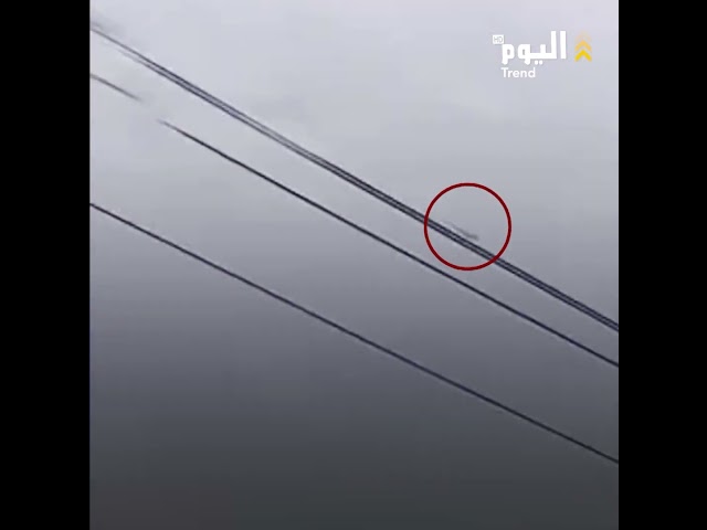 شاهد لحظة ضرب صاعقة لطائرة تحلق في السماء