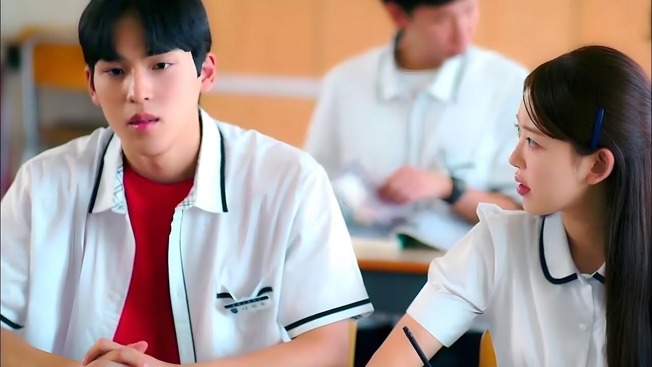 La belle fille ignore que le voyou amoureux d'elle est le fils du directeur de l'école