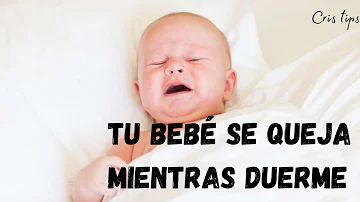 ¿Por qué mi bebé se retuerce y gruñe mientras duerme?