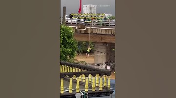 Nghẹt thở khoảnh khắc thả dây cứu 3 người giữa dòng lũ xiết 😨 #viectot #mayman #tintuc #xahoi