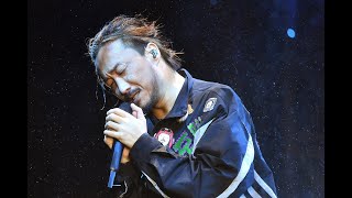 鄭中基(閉目入神)
