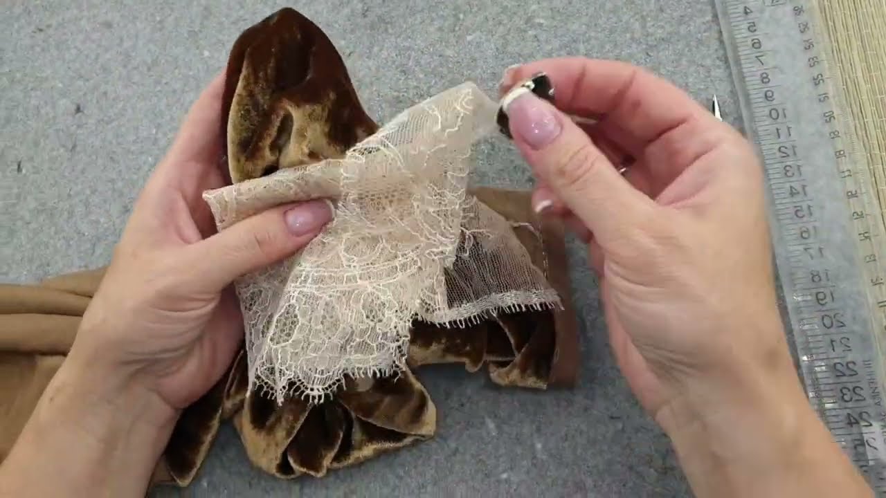 Бархат, кружево шантильи и страз. Какая брошь получится из этих материалов?