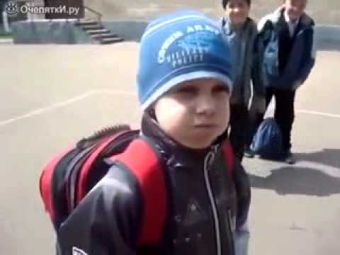 Cute kid talks with his mouth closed (Ребенок разговаривает с закрытым ртом)