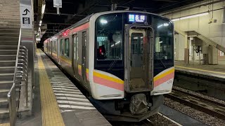 E129系100番台ﾆｲA9編成が普通上越線長岡行きとして越後湯沢駅2番線を発車するシーン（2023.3.8.18:46）