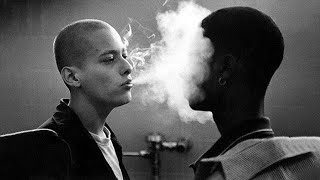 بيقتلو ابوه فا بيكون عصابة وبيقتل اي حد لونه اسود | ملخص فيلم American History X