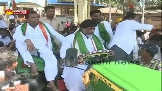 Congress Leader Bhatti Vikramarka Tractor Rally over Fake Seed Issues screenshot 4