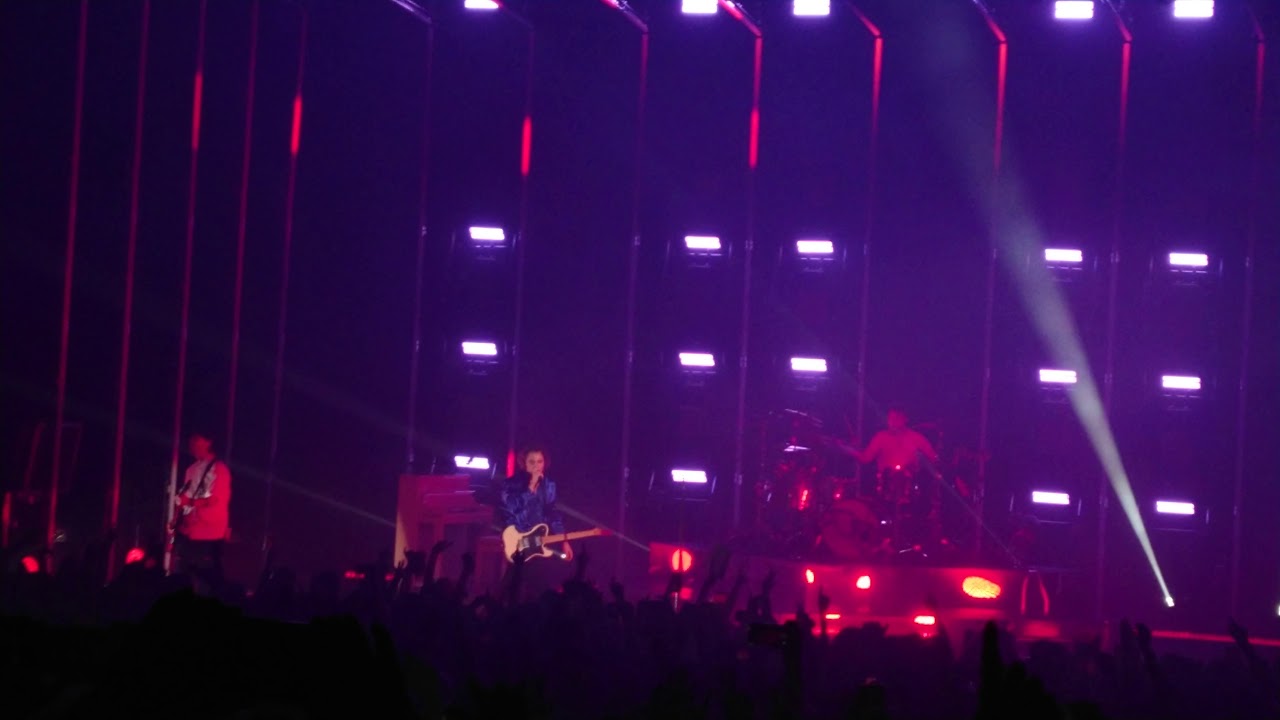 5 Seconds Of Summer - Youngblood (live @ Eventim Apollo, London, UK)