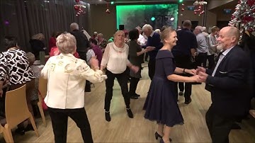 06. Kitűnő hangulat, csodás táncos lábak ropják a táncot. Erre csak a mi korosztályunk képes.