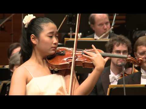 Sueye Park performs Saint-Saens' Introduction et Rondo capriccioso