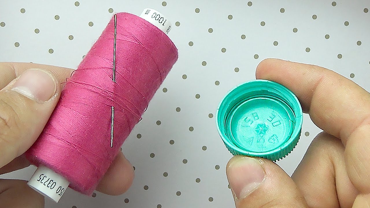 EASIEST WAY TO THREAD A NEEDLE Life hack with threading a needle with