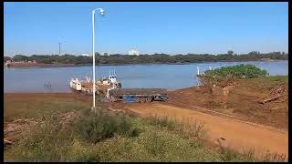 Corrientes sin infraestructura: colapsó puerto en Alvear y cae un camión