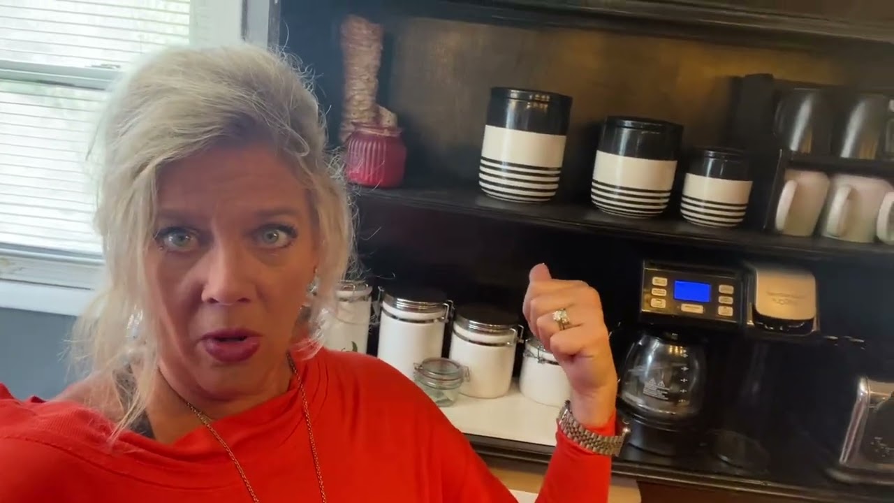 Transform! Hutch to coffee bar in your kitchen. IDEAS 💡