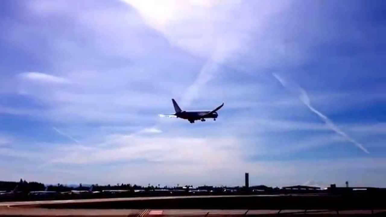 Boeing 787-9 Practicing Missed Approach