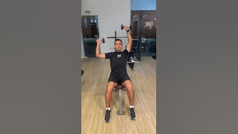 Desenvolvimento alternado com halteres