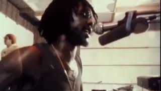 Peter Tosh in rare footage. A live Studio rehearsal version of his track ‘Babylon Queendom’ chords