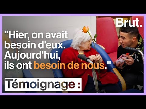 Ils passent du temps avec des personnes âgées dans un EHPAD